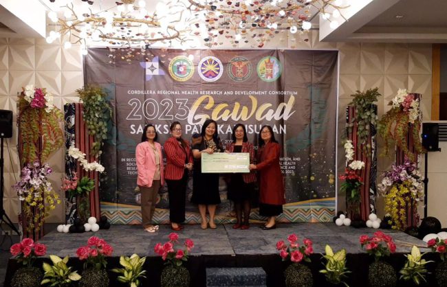 BARCELO_R Awarding Dr. Racquel T. Chua-Barcelo
